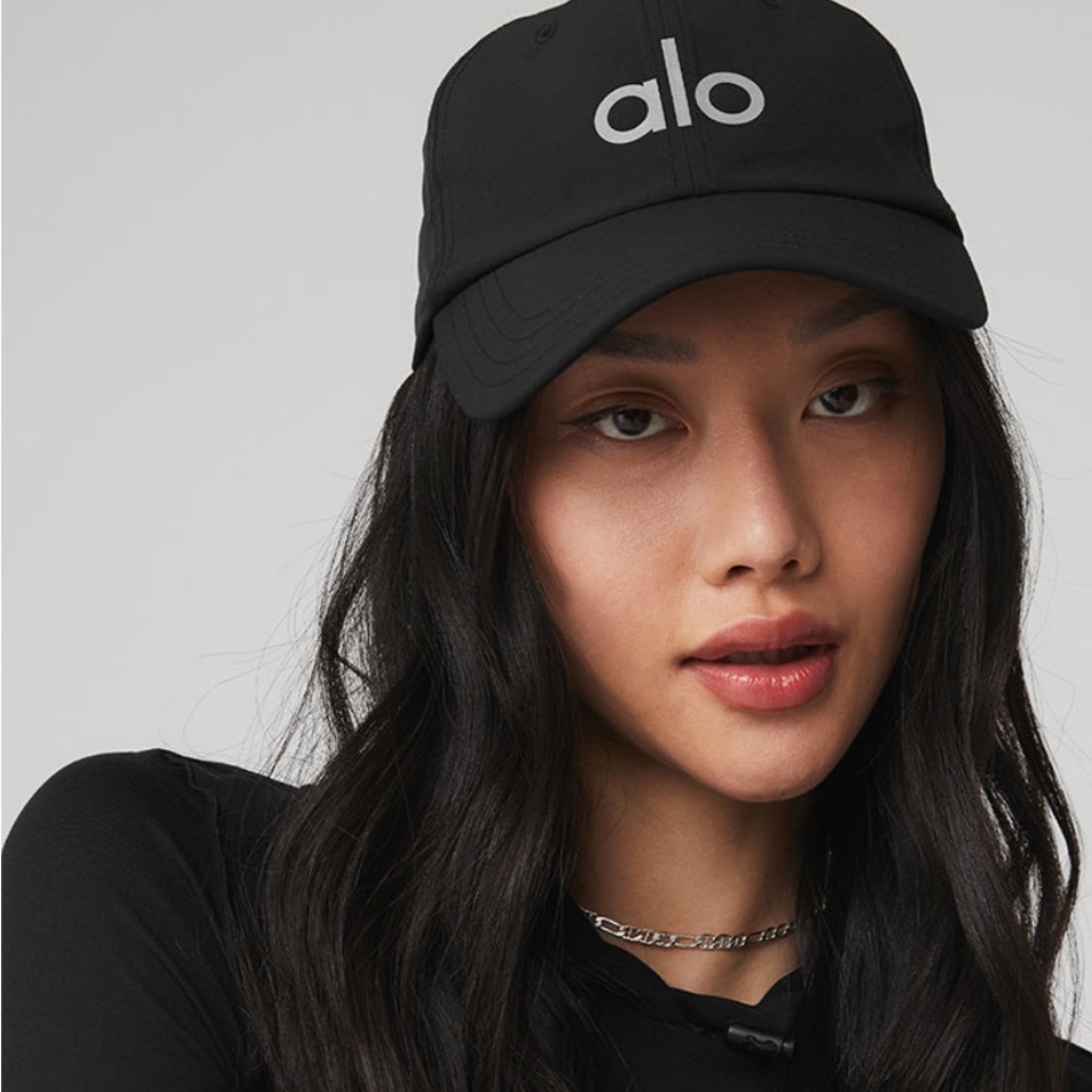 New ** Not worn at all ALO Yoga Black Hat with Adjustable Fit and Classic Design